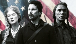 Rosamund Pike, Christian Bale und Wes Studi auf einem Plakat zu Hostiles – Feinde