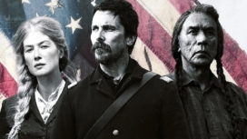 Rosamund Pike, Christian Bale und Wes Studi auf einem Plakat zu Hostiles – Feinde