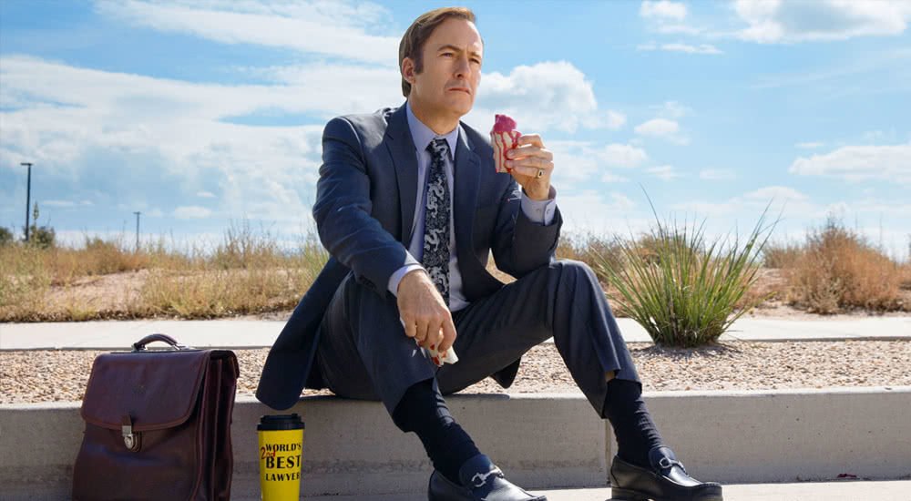 Jimmy McGill ist ein schmilzendes Eis auf während er auf einem Bordstein sitzt in Better Call Saul Staffel 4