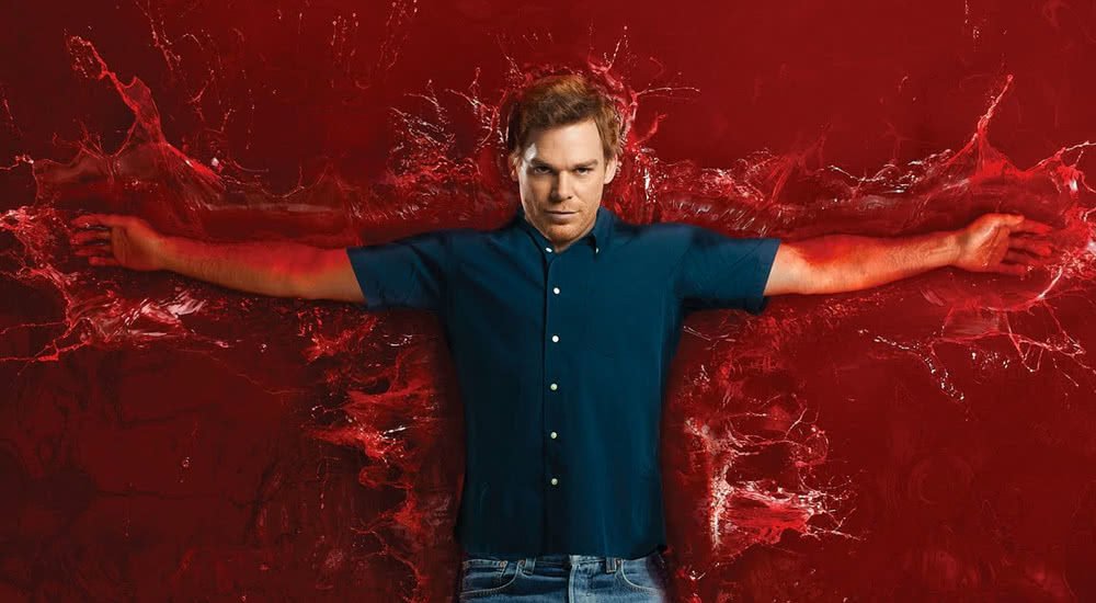 Dexter liegt mit ausgebreiteten Armen in einer bildfüllenden Lacke aus Blut auf einem Plakat zu Dexter