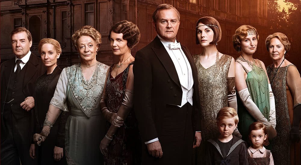 Der Cast von Downtown Abbey aufgereiht vor einem Altbau
