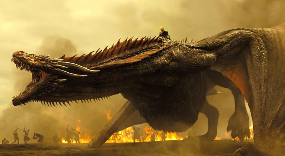 Emilia Clarke als Daenerys Targaryen reitet auf einem Drachen in Game of Thrones – Staffel 8