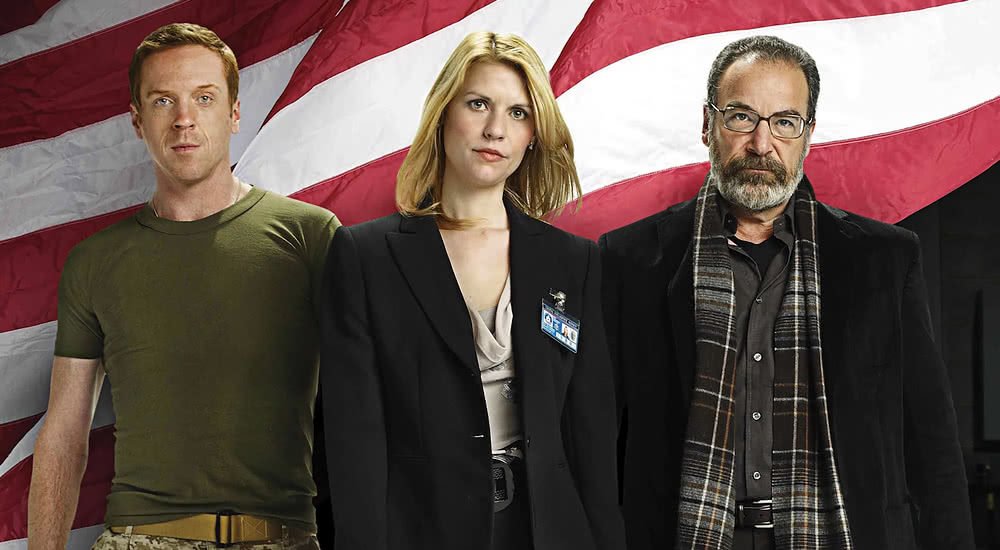 Damian Lewis, Claire Danes, Mandy Patinkin vor einer amerikanischen Flagge auf einem Poster zu Homeland