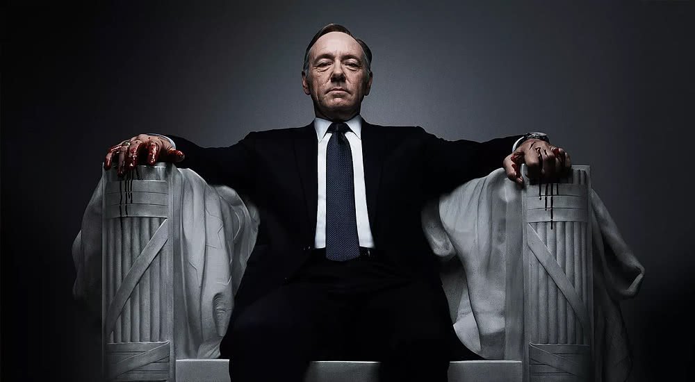 Kevin Spacey als Frank Underwood in der Pose von Abraham Lincoln mit Blut an den Händen auf einem Plakat zu House of Cards