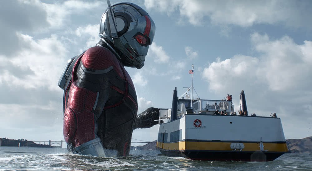 Ein riesiger Ant-Man in Ant-Man and the Wasp steht im Wasser neben einer Fähre.