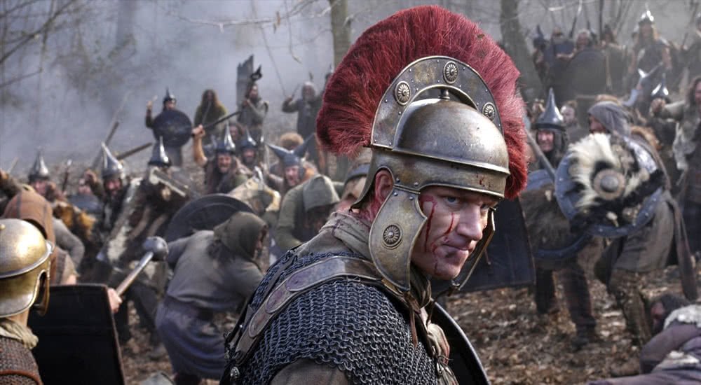 Kevin McKidd als Lucius Vorenus in voller Rüstung im Schlachtengetümmel in Rome
