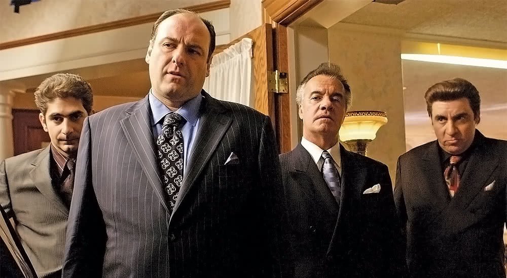 James Gandolfini als Tony Soprano und seine Gang in Anzug in der Serie Sopranos