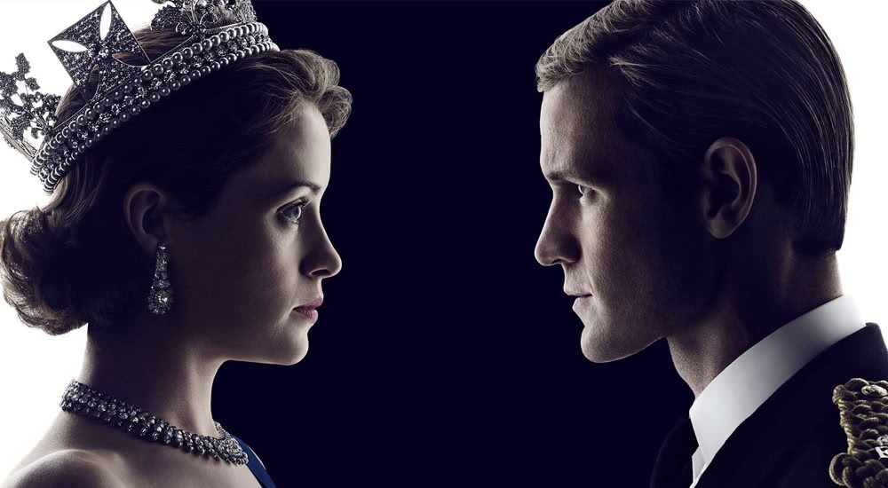 Claire Foy als junge Queen Elizabeth II und Matt Smith als Prinz Philip schauen sich gegenseitig in die Augen auf einem Plakat zu The Crown Staffel 2