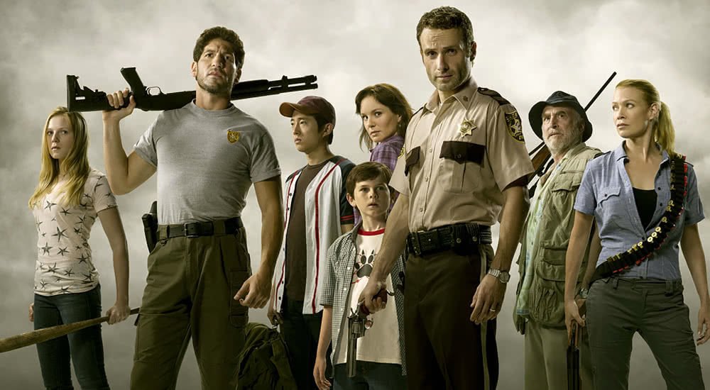 Andrew Lincoln als Rick Grimes mit einer Gruppe Überlebender auf dem Plakat zu The Walking Dead Staffel 1