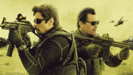 Josh Brolin und Benicio del Torro mit Maschinengewehren in Sicario 2