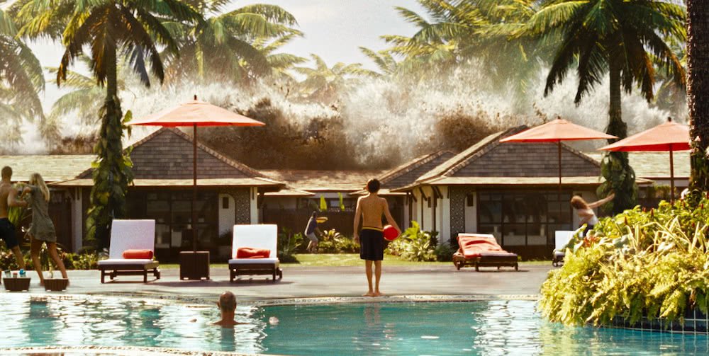 Eine Tsunami, die vor einem Swimming Pool bricht in einem Szenenbild aus The Impossible