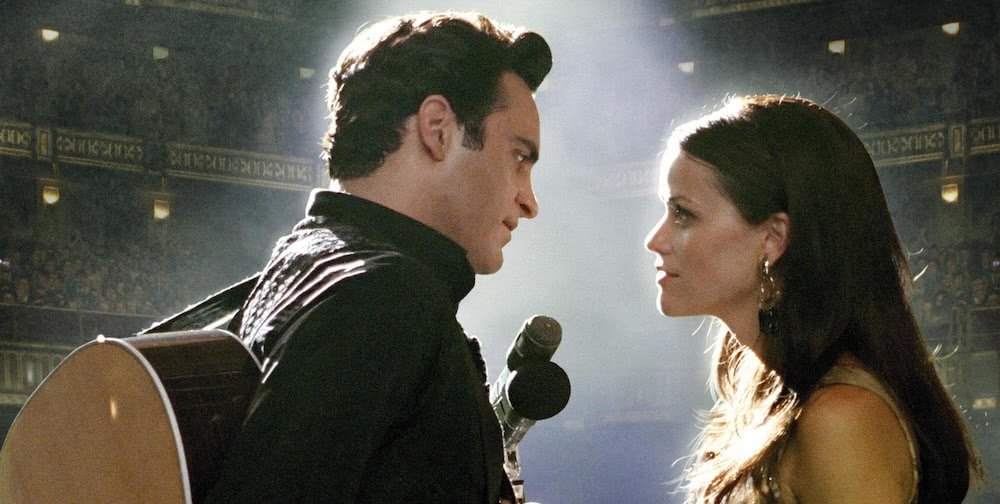 Joaquin Phoenix als Johnny Cash und Reese Witherspoon als June Cater in einem Szenenbild aus Walk The Line