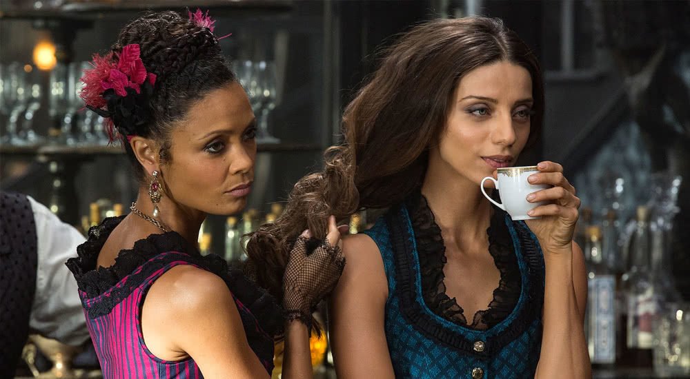 Thandie Newton als Maeve zusammen mit Angela Sarafyan als Clementine in Westworld – Staffel 1
