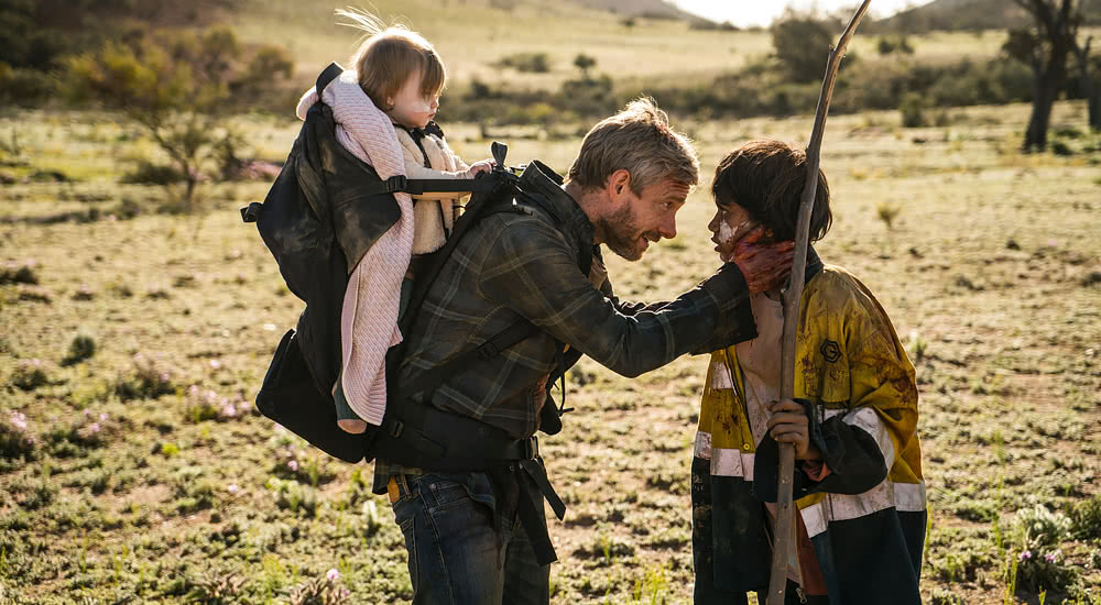Martin Freeman als Andy mit Baby auf dem Rücken spricht zu der jungen Thoomi gespielt von Simone Landers in Cargo