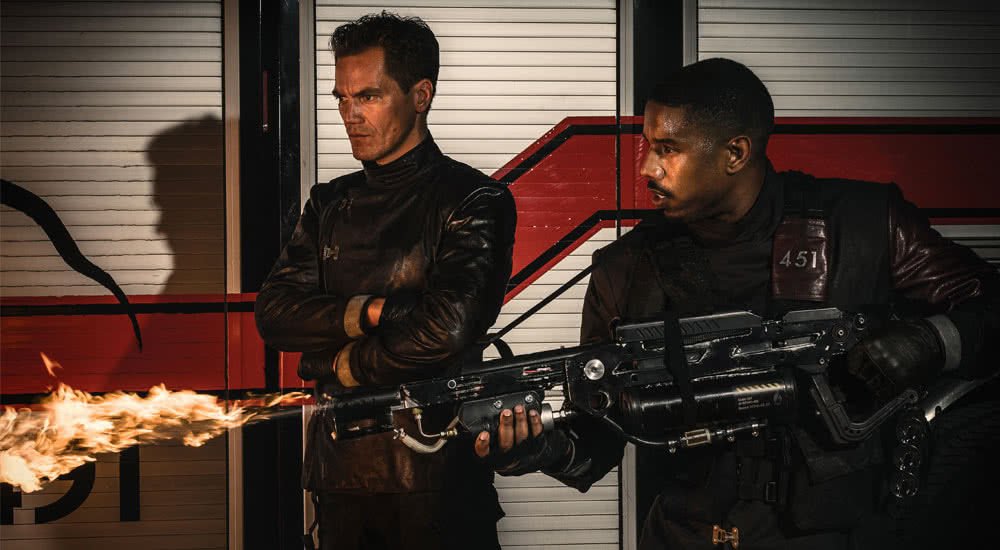 Michael B Johnson und Michael Shannon feuern mit einem Flammenwerfer auf Bücher in Fahrenheit 451