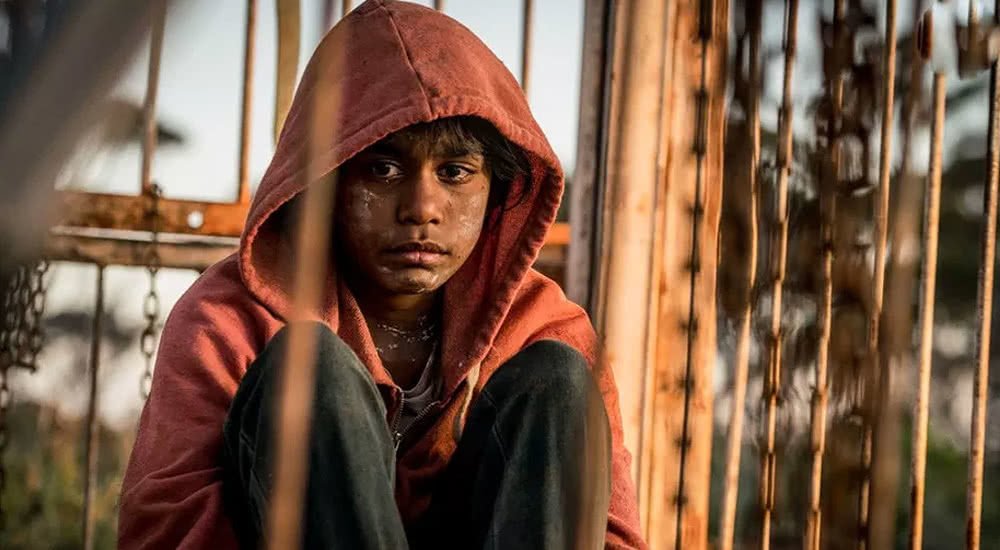 Simone Landers als Aboriginie-Mädchen Thoomi sitzt in einem Käfig in Cargo.