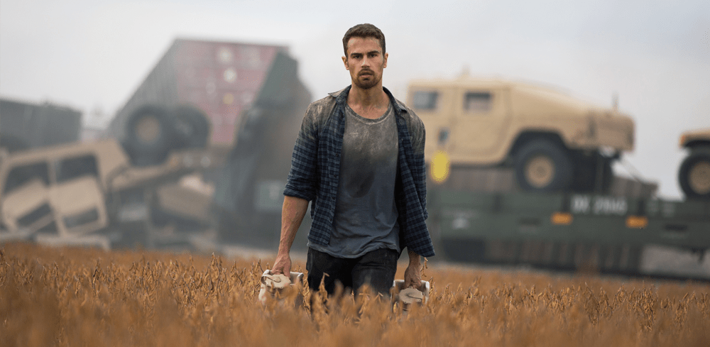 Theo James als Will läuft durch ein Feld vor einem verunglückten Armeezug in How it Ends auf Netflix