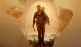 Martin Freeman als Andy mit einem Baby auf dem Rücken und Machete in der Hand im australischen Outback in Cargo auf Netflix.