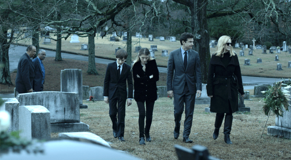 Die Familie Byrde auf einem Friedhof in Ozark Staffel 2