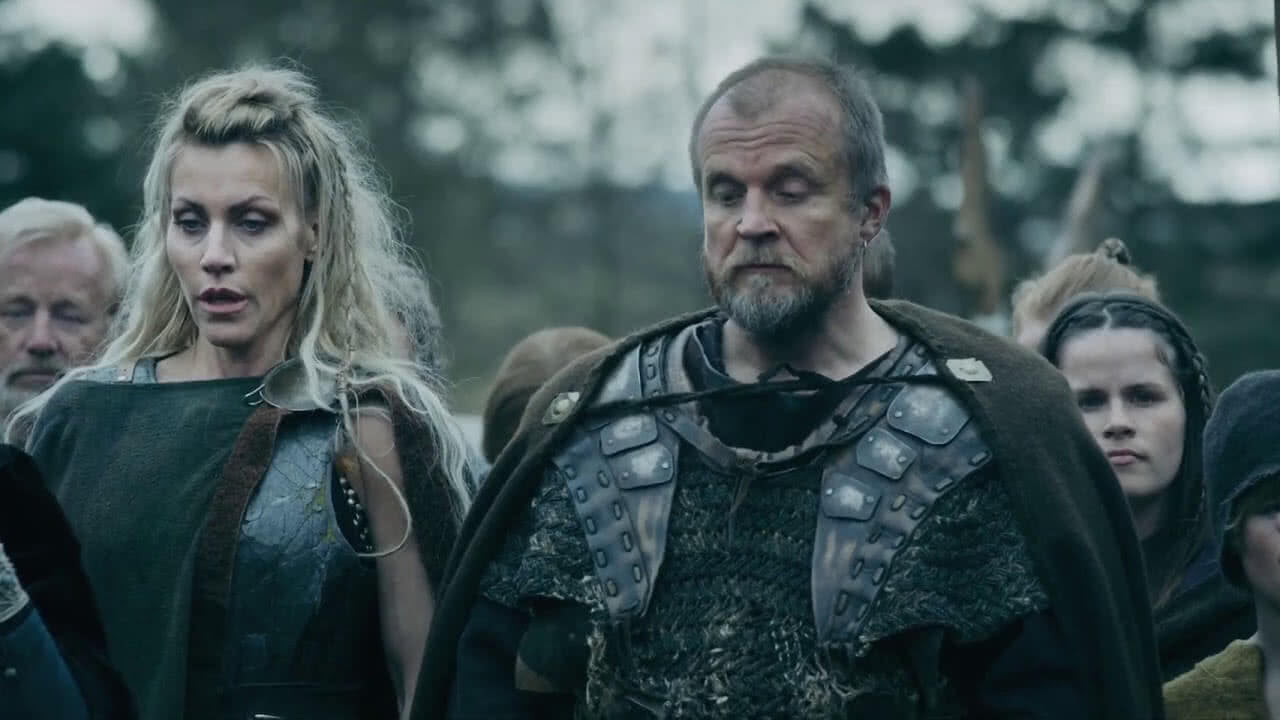 Frøya (Silje Torp) und Viljar (Mads Jørgensen) in einem Szenenbild aus Kritik Norsemen Staffel 2.