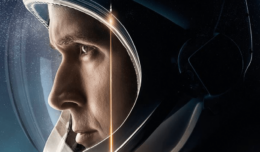 Ryan Gosling als Neil Armstrong in einem Astronautenhelm auf dem Plakat zu Aufbruch zum Mond – First Man