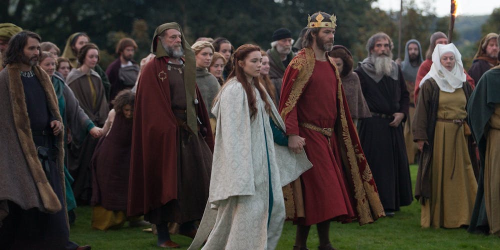 Chris Pine als Robert und Florence Pugh als Elizabeth in einem Szenenbild für Kritik Outlaw King