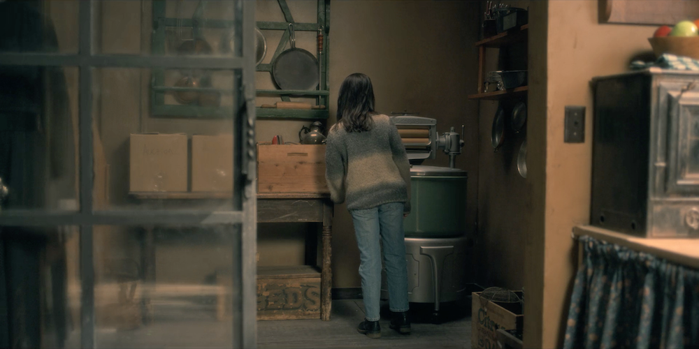 Mckenna Grace als Theo in einem Szenenbild für Kritik Spuk in Hill House Staffel 1 mit einem Hidden Ghost