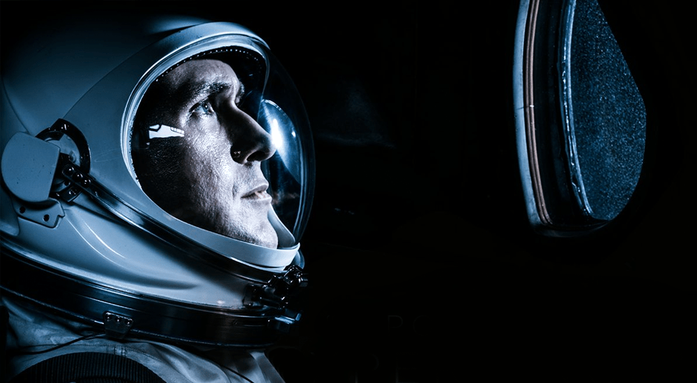 Ryan Gosling als Neil Armstrong in Raumschiff in Aufbruch zum Mond