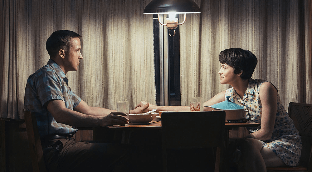 Ryan Gosling und Claire Foy sitzen an einem Tisch in Aufbruch zum Mond