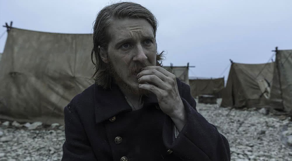 Adam Nagaitis als Cornelius Hickey nagt an einem Stück Fleisch in The Terror Staffel 1