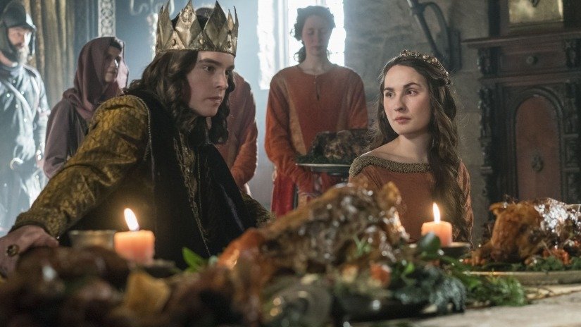 König Alfred und Prinzessin Aelswith in einem Szenenbild aus Vikings Staffel 5 Episode 12 A Murder Most Fowl