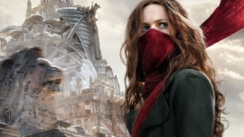 Hera Hilmar als Hester Shaw vor der Predator-City London in Mortal Engines: Krieg der Städte