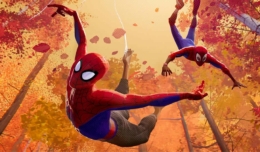 Ein jünge (Shameik Moore) und eine ältere Version (Jake Johnson) von Spider-Man schwingen von Baum zu Baum.