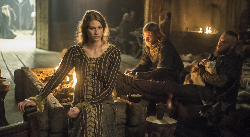 Aslaug (Alyssa Sutherland) Ragnar (Travis Fimmel) in einem Bild aus Vikings Staffel 2