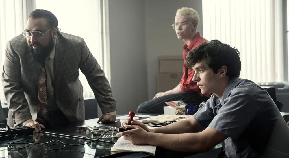 Der Hauptcast um Fionn Whitehead in Black Mirror Bandersnatch