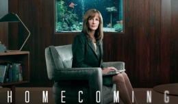 Julia Roberts auf einem Sessel in Titelbild für Kritik Homecoming Staffel 1