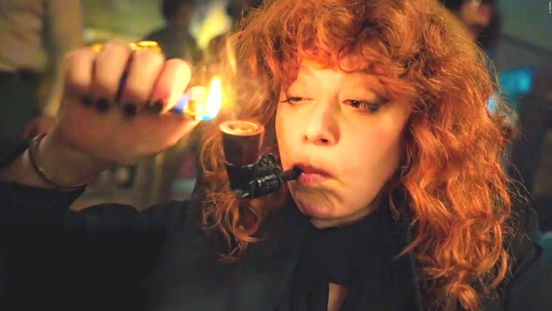 Natasha Lyonne zündet sich eine Pfeife an in einem Szenenbild für Kritik Matrjoschka Staffel 1