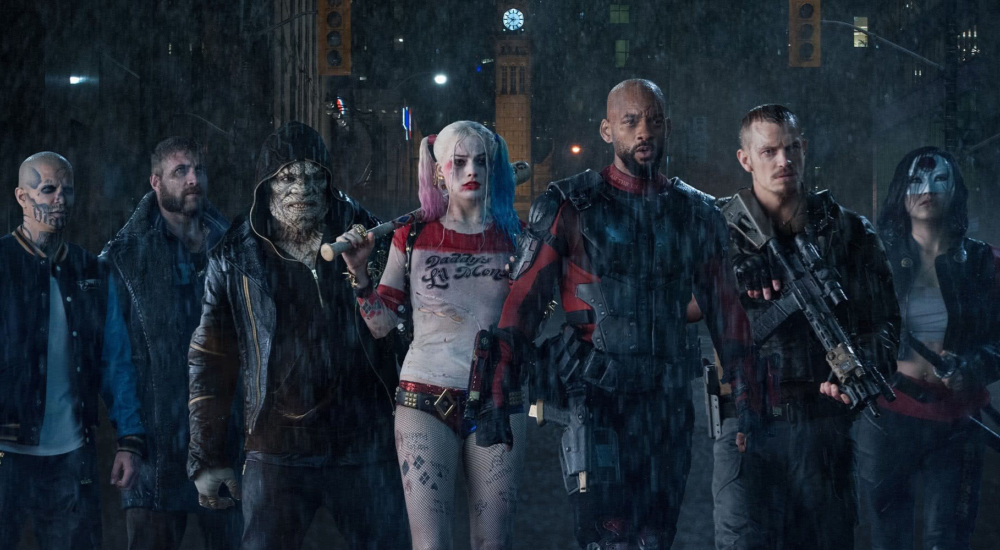 Das Team des Suicide Squad steht aufgereiht im Regen