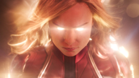 Captain Marvel (Brie Larson) mit leuchtenden Augen