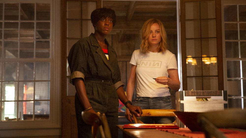 Vers (Brie Larson) und Maria Rambeau (Lashana Lynch) warten im Wohnzimmer.