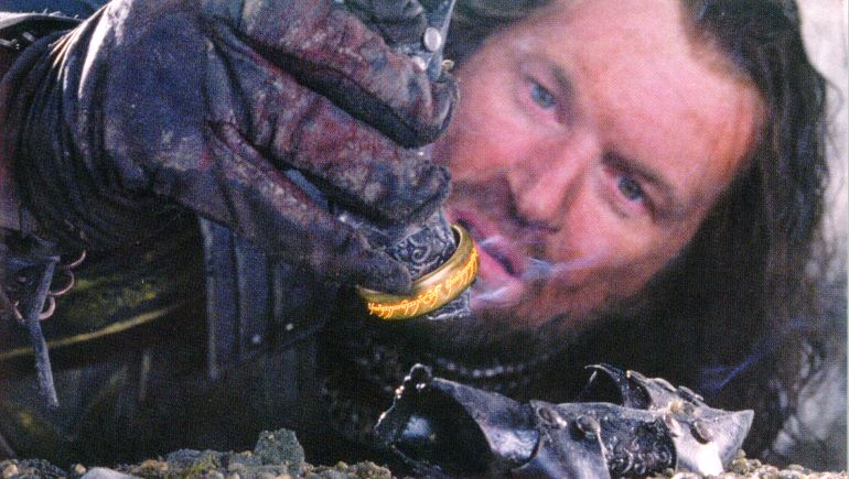 Isildur nimmt den Ring der Macht an sich in einem Szenenbild aus Der Herr der Ringe die Gefährten