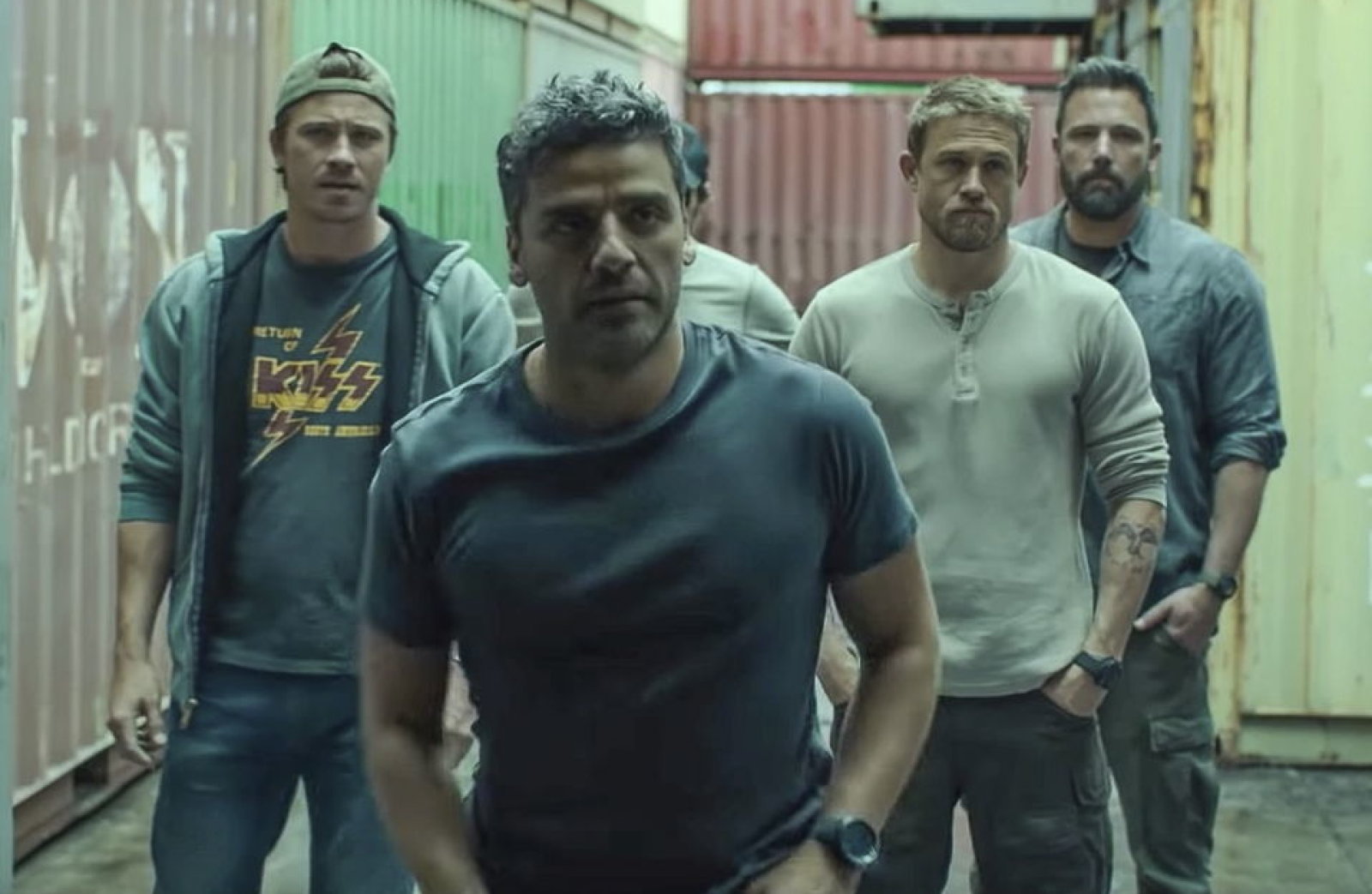 Oscar Isaac, Charlie Hunnam, Ben Affleck und Garrett Hedlund stehen vor einem Container in einem Szenenbild für Kritik Triple Frontier