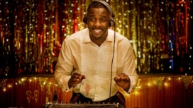 Idris Elba als DJ in einem Poster für Kritik Turn Up Charlie