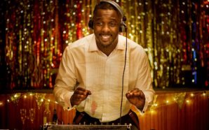 Idris Elba als DJ in einem Poster für Kritik Turn Up Charlie