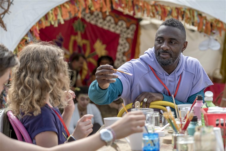 Idris Elba in einem Szenenbild für Kritik Turn Up Charlie Staffel 1