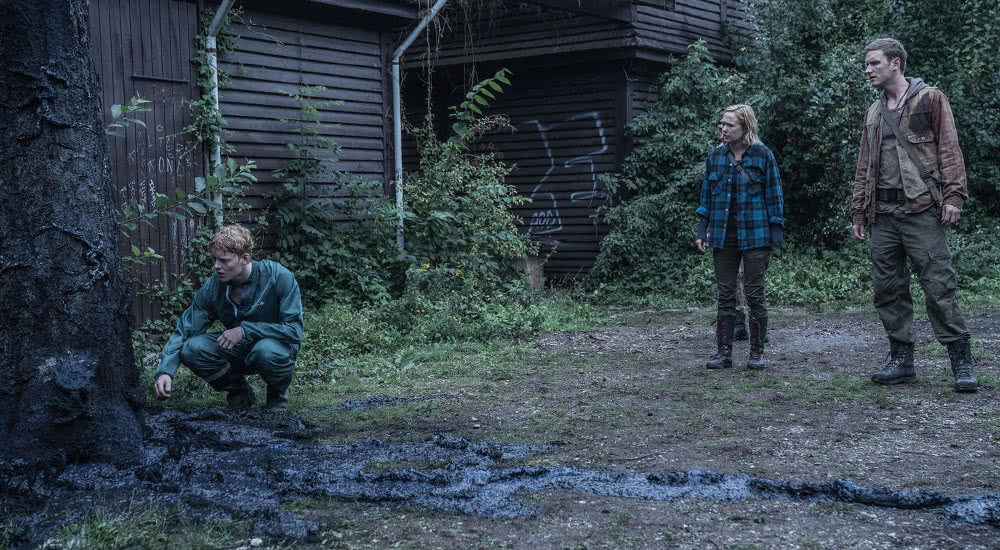 Rasmus und Simone begutachten einen Baum, der vom Virus befallen ist in The Rain Staffel 2