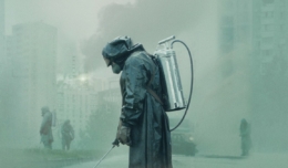 Poster für Kritik Chernobyl mit Mann in ABC Maske in Prypjat