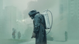Poster für Kritik Chernobyl mit Mann in ABC Maske in Prypjat
