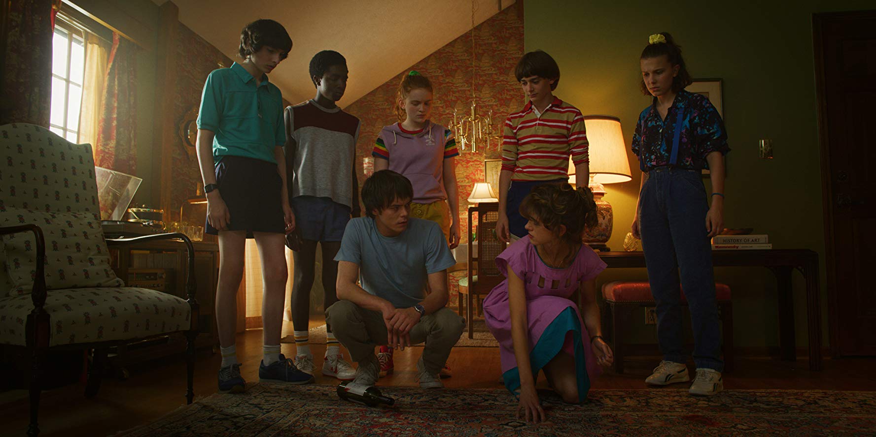 Will (Noah Schnapp), Mike (Finn Wolfhard), Eleven (Millie Bobby Brown), Max (Sadie Sink), Lucas (Caleb McLaughlin), Nancy (Natalia Dyer) und Jonathan (Charlie Heaton) in Staffel drei von Stranger Things.