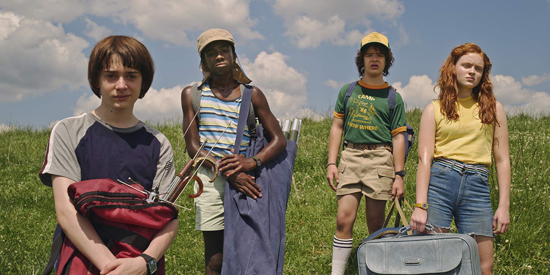 Will (Noah Schnapp), Lucas (Caleb McLaughlin), Dustin (Gaten Matarazzo) und Max (Sadie Sink) bei einem Ausflug ins Grüne in Staffel drei von Stranger Things.